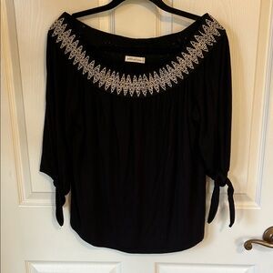 Pebble and Stone Black Top